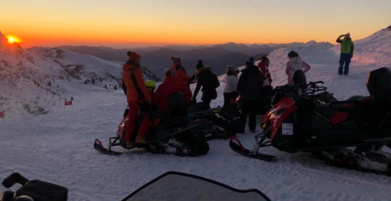 Partecipanti durante l'escursione in motoslitta a Montecampione, immersi nella neve