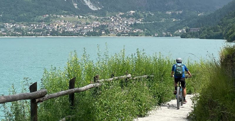 Escursione in mountain bike sul lago di Molveno