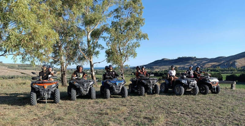 Momento di divertimento durante un'escursione in quad a Simeri Mare
