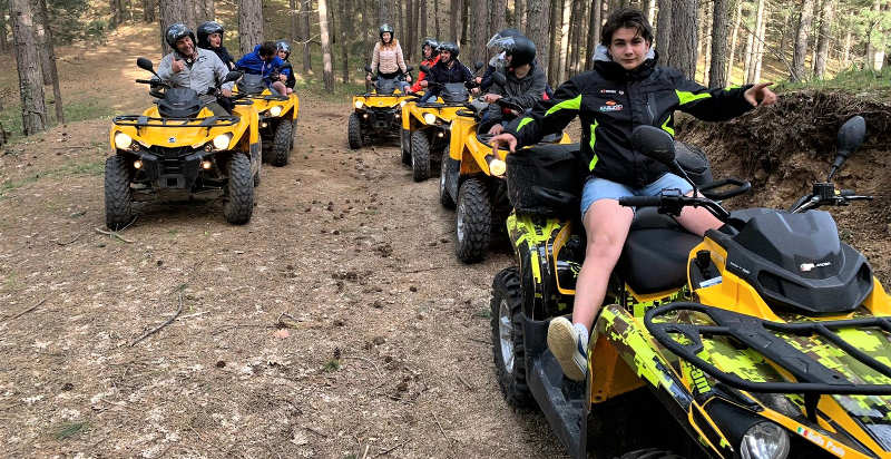 Guida di gruppo durante un tour in quad in Calabria