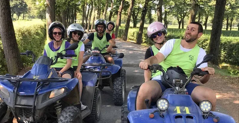 Percorso misto asfaltato e sterrato durante un’escursione in quad al Lago di Garda