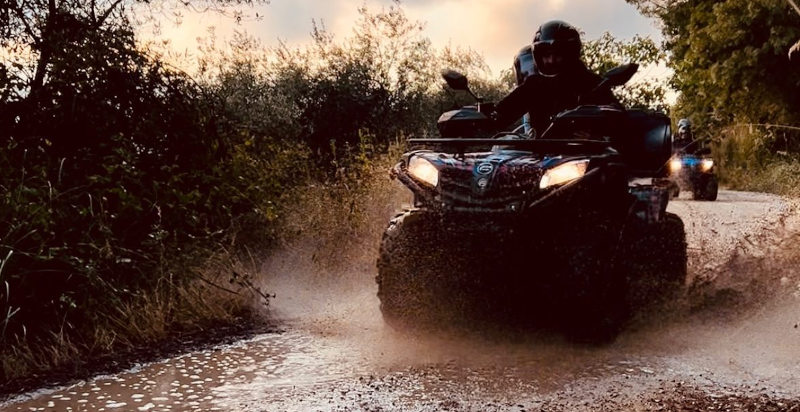 Percorso sterrato illuminato dal tramonto nella natura