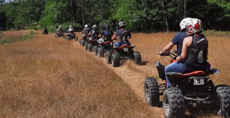 Quad elettrici immersi nella natura vicino a Novara