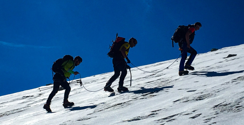 Escursionisti che camminano su un ghiacciaio in Lombardia