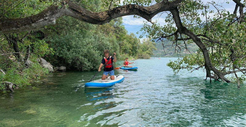 Persone sulla tavola da SUP nella Baia del Corno, Lago di Garda