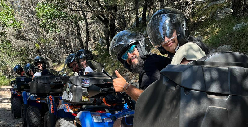 Partecipanti felici durante un'escursione in quad in provincia di Latina