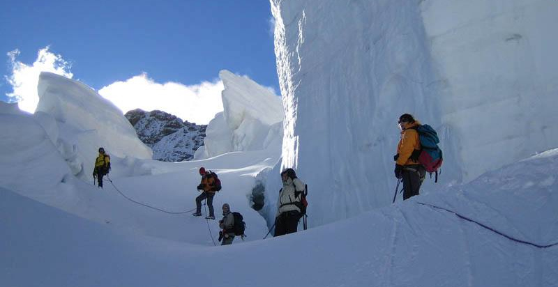 Gruppo di escursionisti accompagnati da una guida alpina sul ghiacciaio