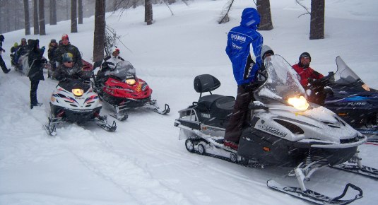 Motoslitta sulla neve tra le montagne del Piemonte