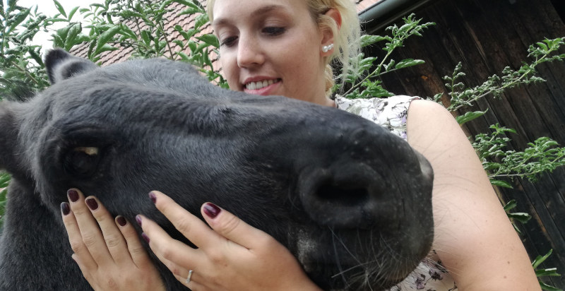 Ragazza che accarezza un asino durante il trekking