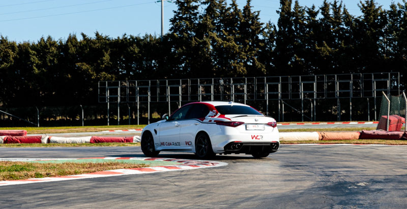 Pilota alla guida di una Alfa Giulia nel circuito automobilistico di Magione