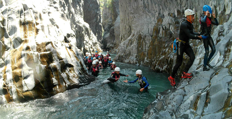 Esperienza di body rafting tra canyon lavici e acque cristalline