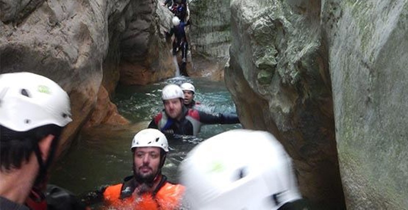 Tuffo nelle acque umbre durante canyoning
