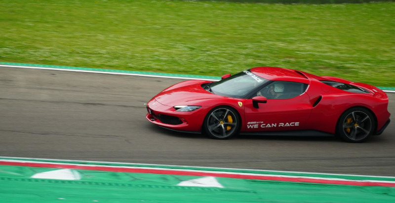 Ferrari 296 GTB ibrida durante una sessione di guida sportiva