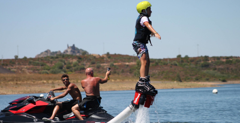 Esperienza flyboard in Sardegna tra adrenalina e acqua cristallina