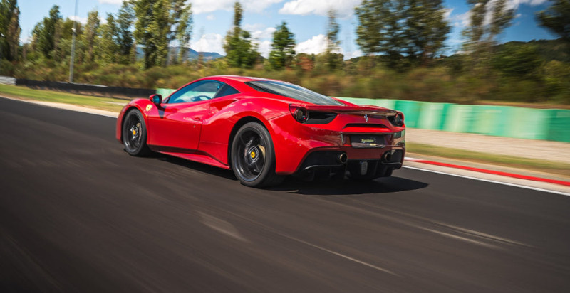 Esperienza di guida su Ferrari 488 GTB sulla Circuito di Castelletto a Pavia
