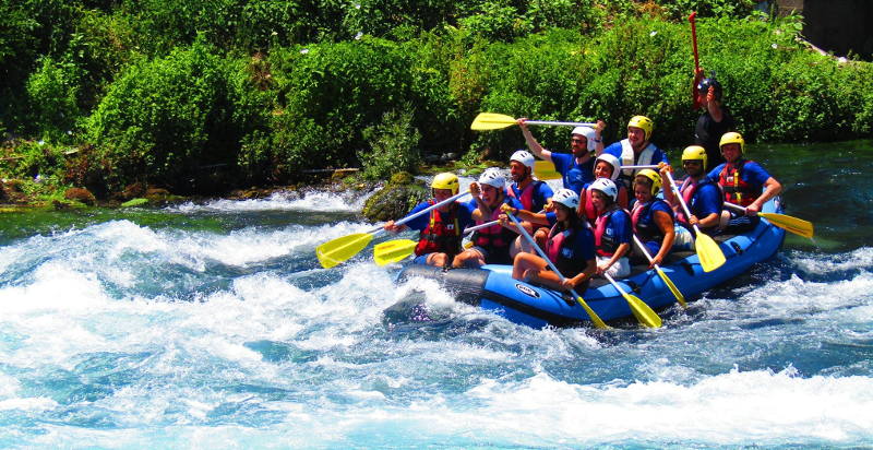 Momento di adrenalina durante la discesa rafting nel fiume Gari