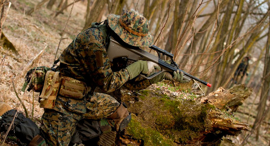 Momento di gioco durante un'operazione di softair a Novara