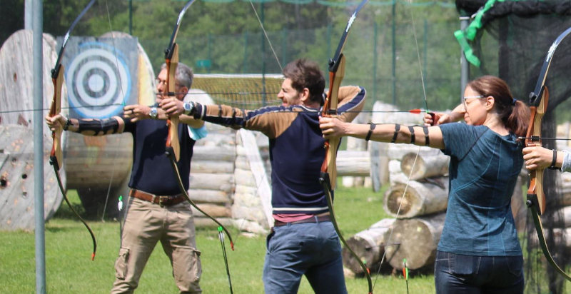 Esperienza di tiro con l'arco immersi nel paesaggio trentino
