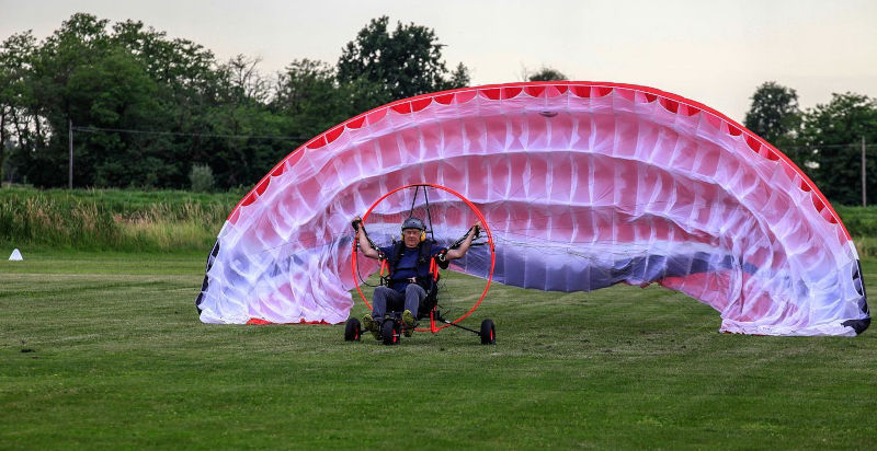 Pramotore in decollo dall'aviosuperficie di Dovera