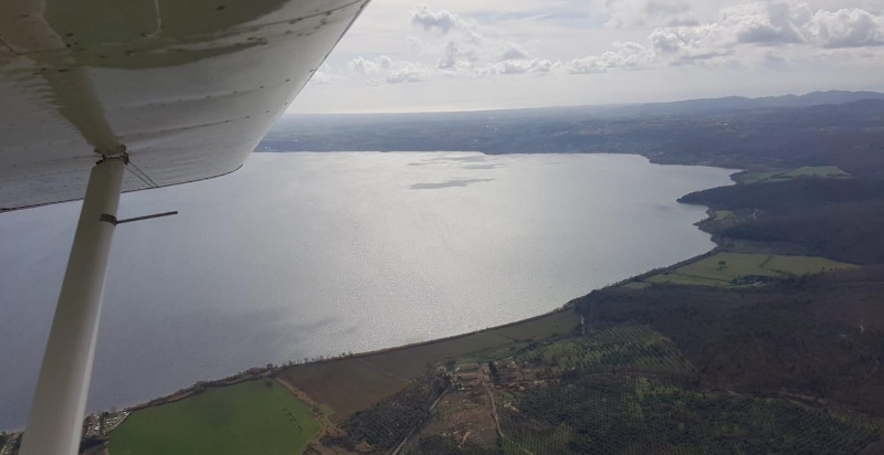 Volo panoramico sopra i laghi di Bracciano e Martignano con aeroplano biposto