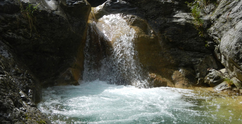 Canyoning in Provincia di Imperia: Scopri la Natura con Adrenalina e Divertimento