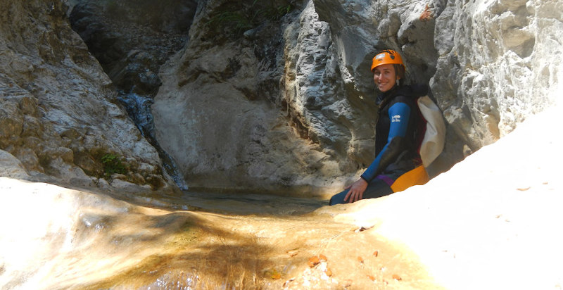Esplorazione delle gole durante un'escursione di canyoning in provincia di Imperia