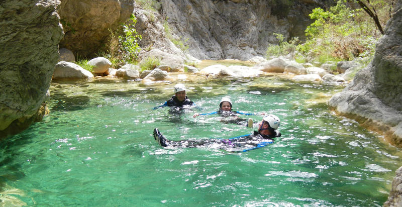 Partecipanti in azione durante il canyoning tra gole e acque cristalline a Imperia
