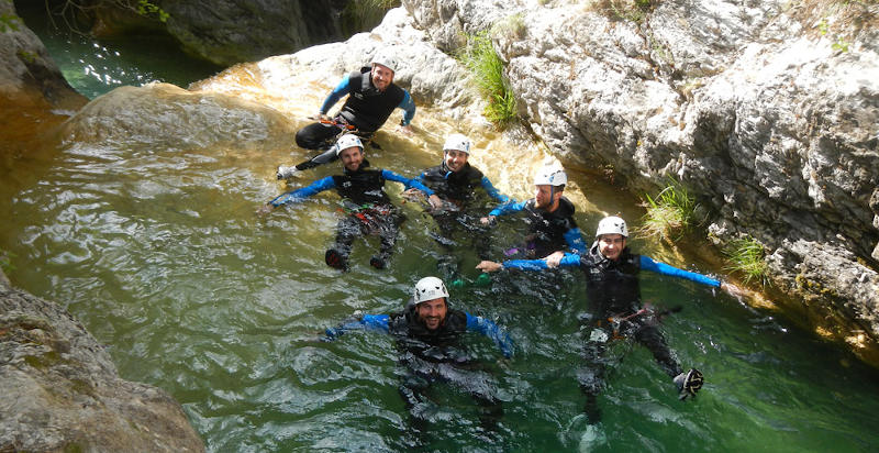 Canyoning a Imperia: partecipanti durante la discesa tra cascate e gole