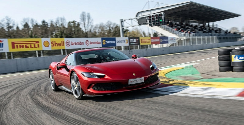 Ferrari 296 GTB in curva sul tracciato veloce del Mugello