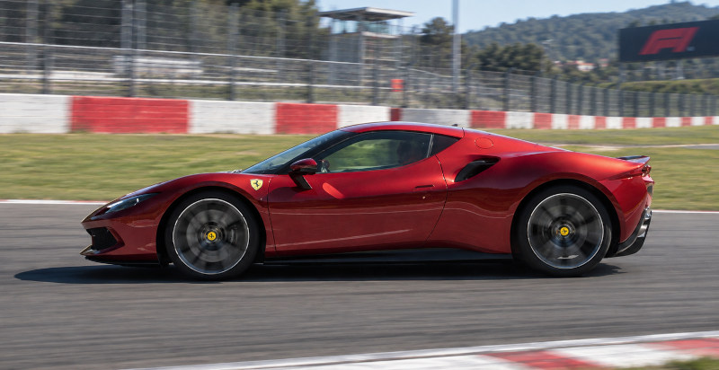 Ferrari 296 GTB sul rettilineo dell’Autodromo Nazionale di Monza durante il giro in pista