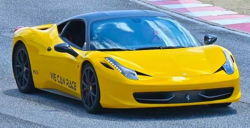 Ferrari 458 Italia gialla sul tracciato di Mores