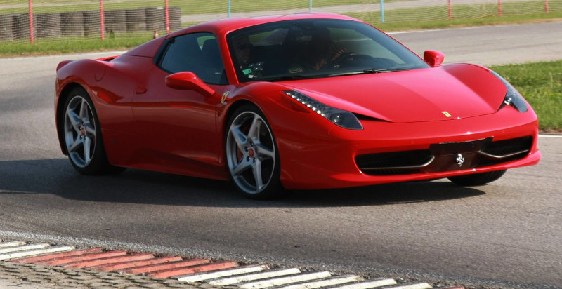 Giro da passeggero a bordo di una Ferrari 458 Italia sul tracciato di Benevento