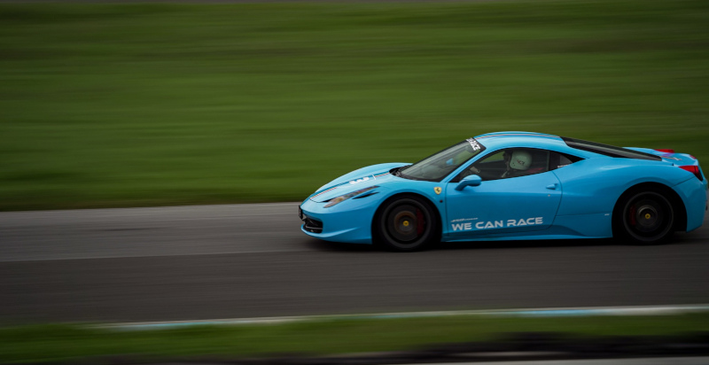 Ferrari 458 Italia in accelerazione sul rettilineao della pista di Mores