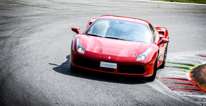 Ferrari 488 GTB sul circuito di Cremona durante un’esperienza di guida in pista