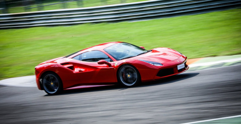 Ferrari 488 GTB con motore V8 biturbo protagonista di un’esperienza in pista a Cremona