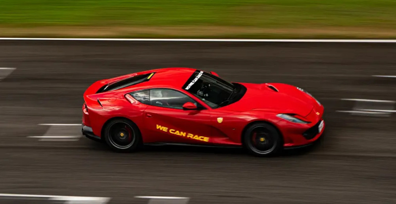 Ferrari 812 Superfast all'Autodromo di Pergusa per un'esperienza di guida in pista