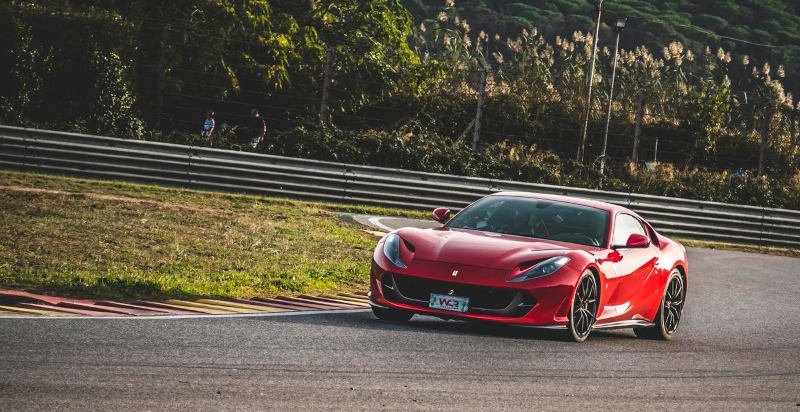 Ferrari 812 Superfast mentre imposta una curva tecnica sul tracciato di Airola a Benevento
