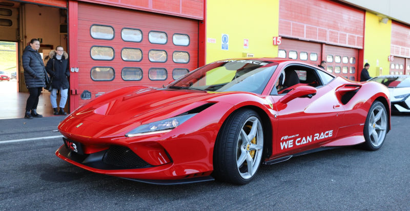 Ferrari F8 Tributo sul circuito di Pergusa durante un'esperienza di guida sportiva