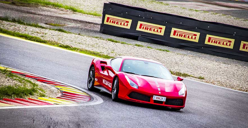 Emozione di guidare una Ferrari in pista a Muro Leccese