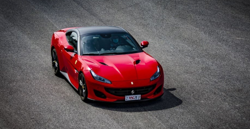 Ferrari Portofino durante una guida sportiva in pista