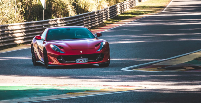 Ferrari 812 Superfast V12 sul circuito di Pergusa per una guida sportiva emozionante