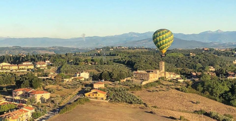 Mongolfiera in volo sulla campagna fiorentina