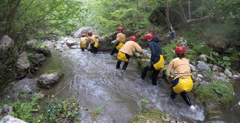 Gruppo di persone che pratica canyoning sul torrente Iannello nel Parco Nazionale del Pollino