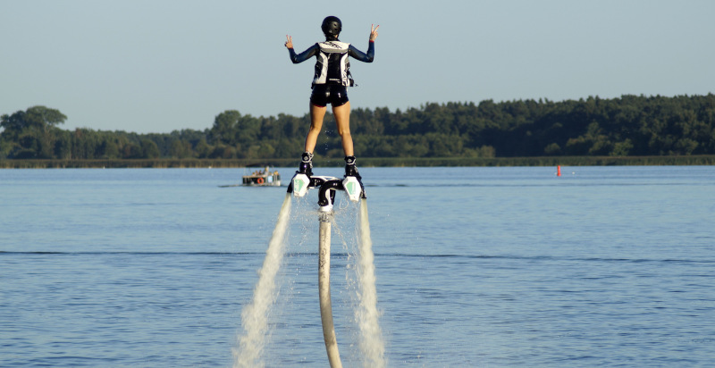 Partecipante al flyboard in Puglia sul Gargano