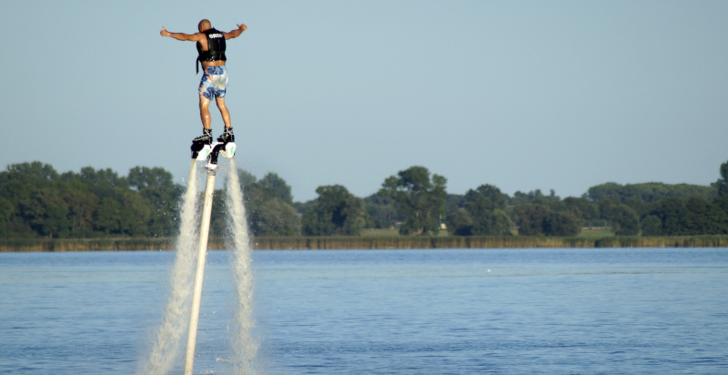 Flyboard in Puglia: Tuffi spettacolari e acrobazie in acqua
