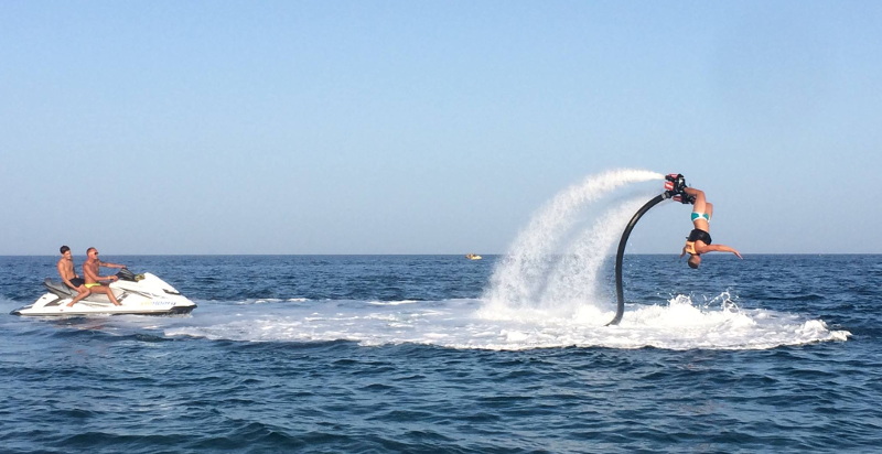 Acrobazie in acqua con il flyboard a Badolato Marina