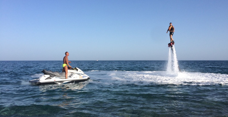 Esperienza di flyboard a Badolato Marina sulla costa jonica della Calabria