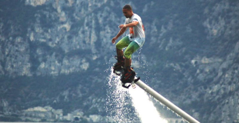 Divertimento con il flyboard sul Lago di Garda a Tignale