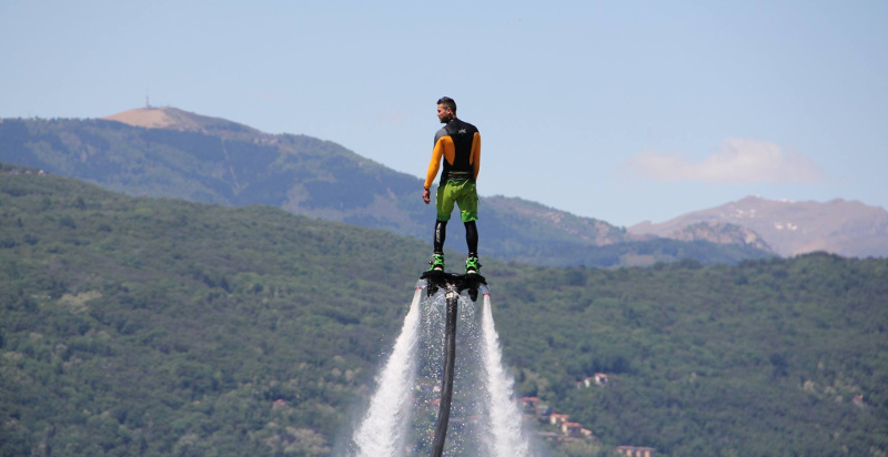Divertimento estivo con il flyboard sul Lago Maggiore