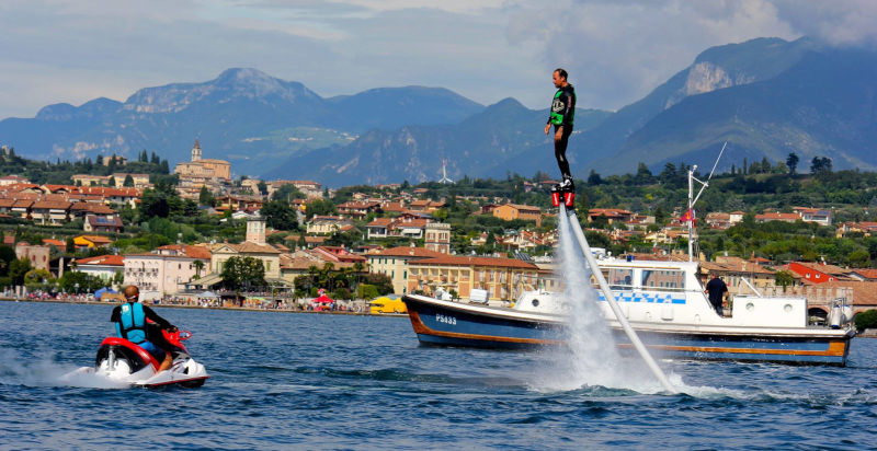 Esperienza unica di flyboard al Lago di Garda